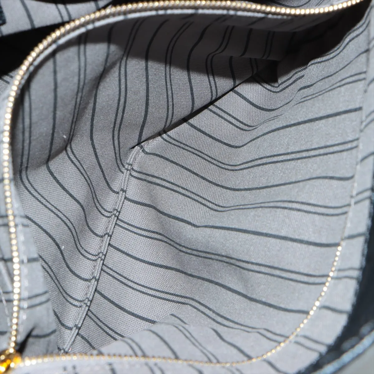 Artsy MM in Black Monogram Empreinte Leather