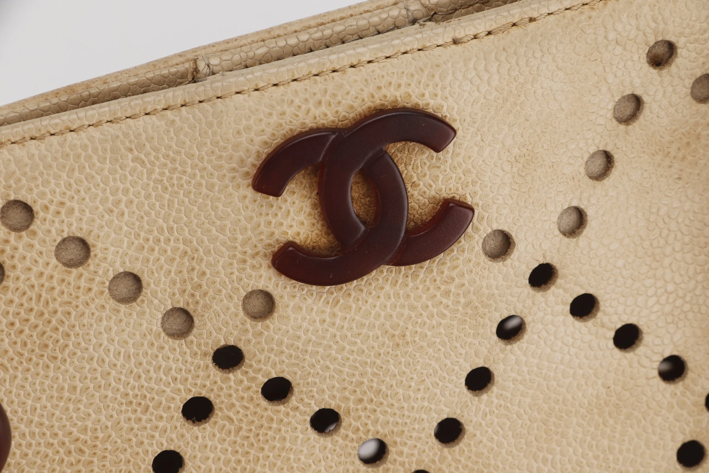 CHANEL TOTE BAG (875xxxx) BEIGE CAVIAR LEATHER, BROWN RESIN, GOLD HARDWARE, NO CARD & DUST COVER