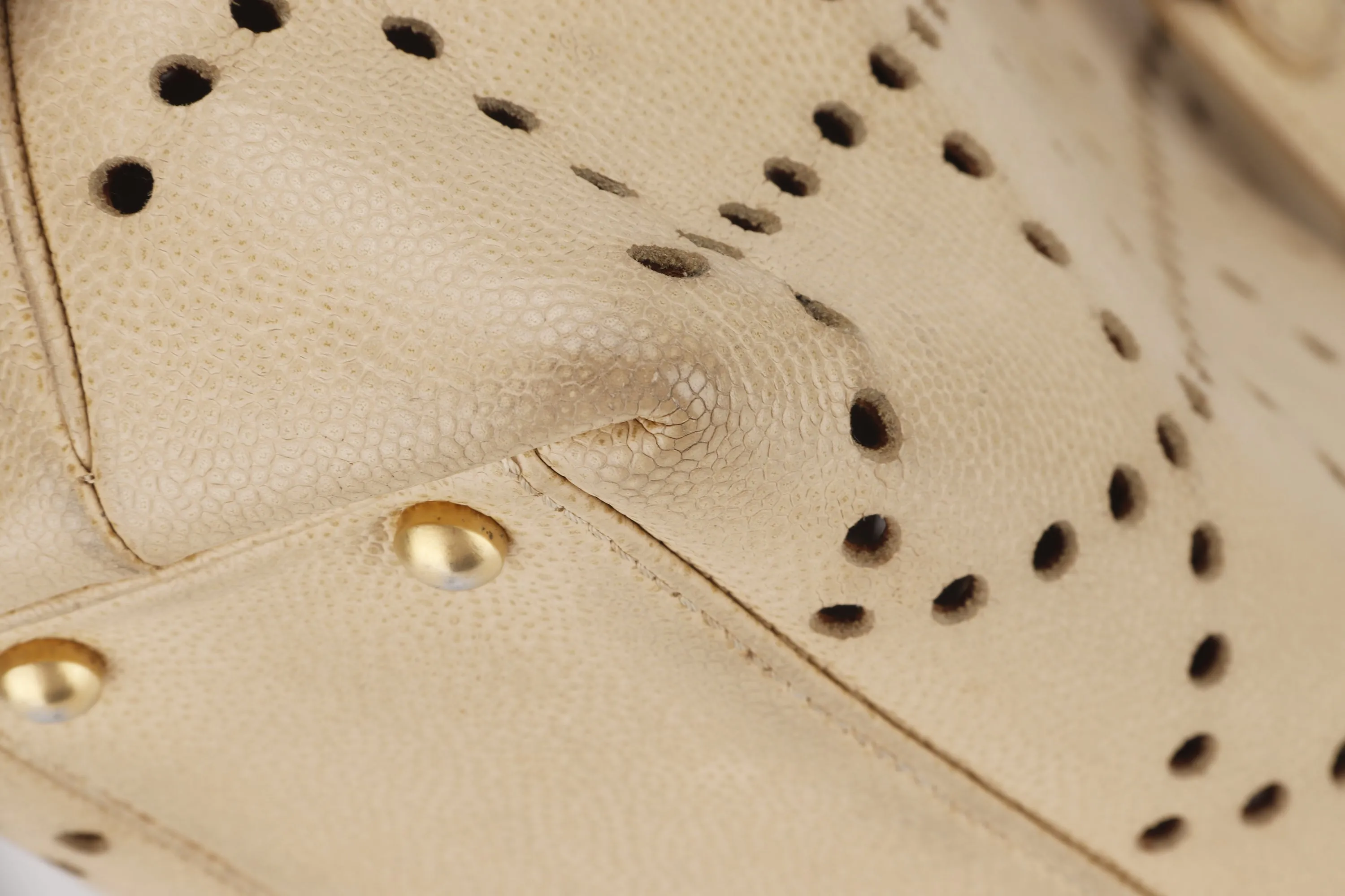 CHANEL TOTE BAG (875xxxx) BEIGE CAVIAR LEATHER, BROWN RESIN, GOLD HARDWARE, NO CARD & DUST COVER
