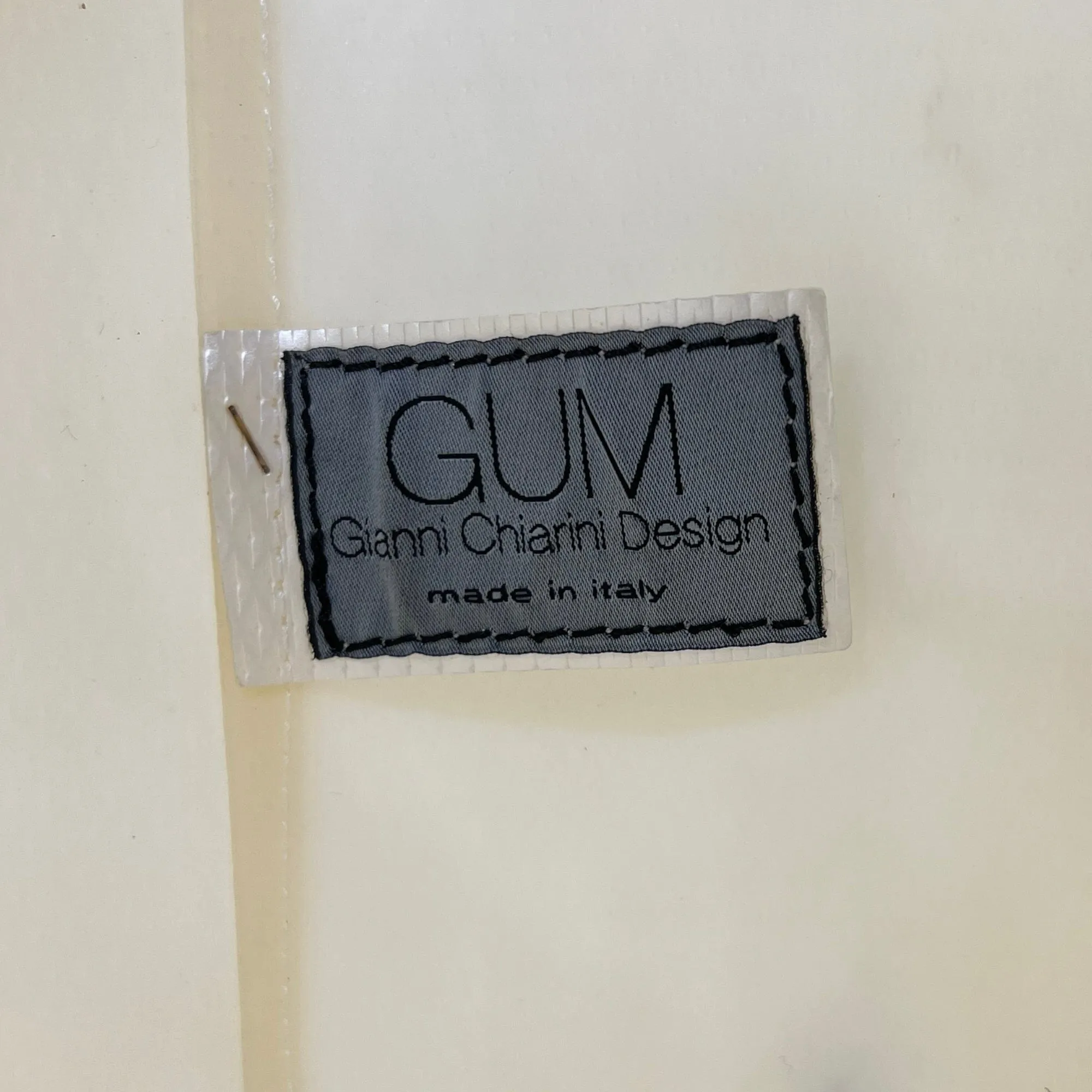 GUM by GIANNI CHIARINI DESIGN Tote with "Happy" Charm - White