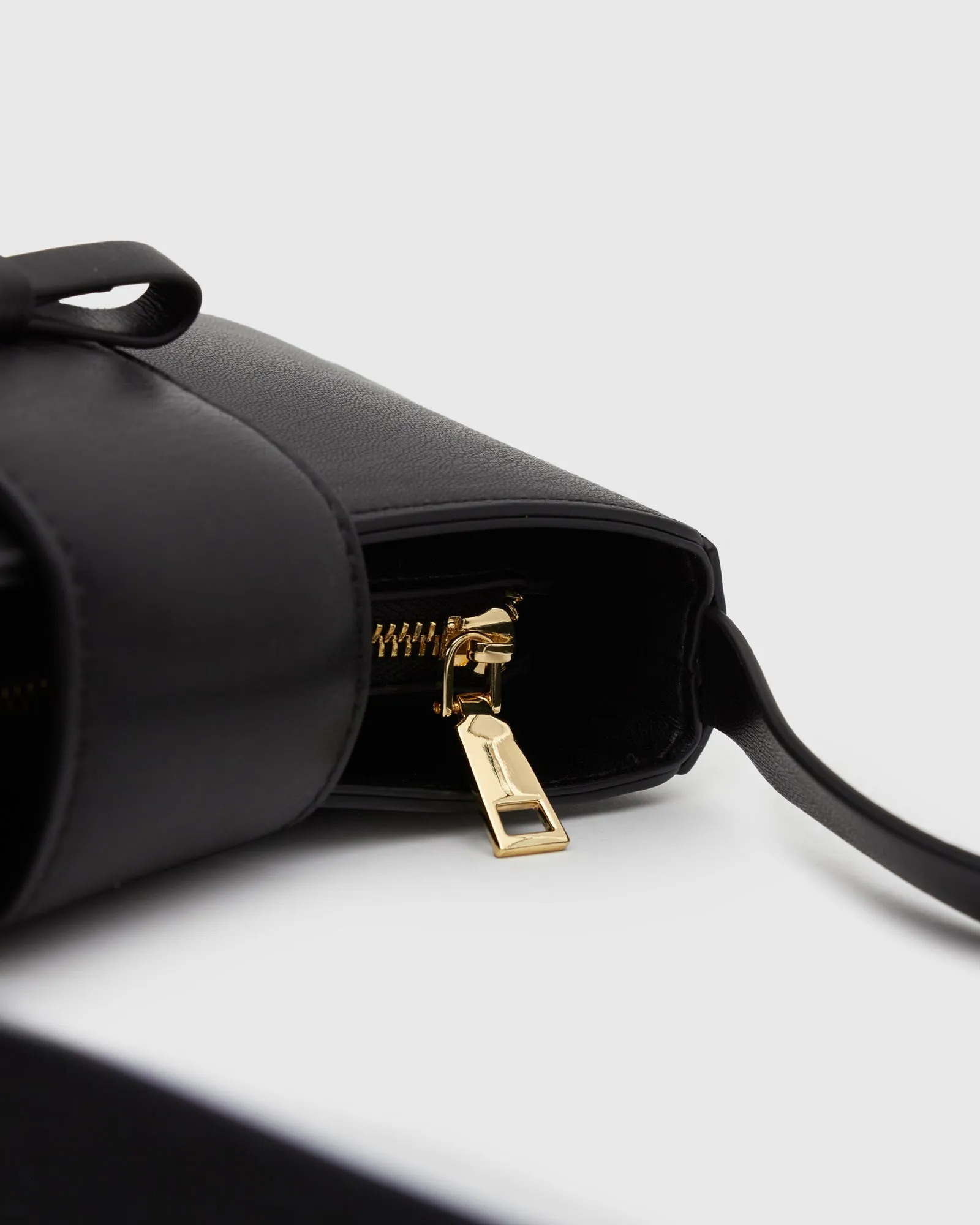 Elegant Vienna Bow-Embellished Baguette Bag